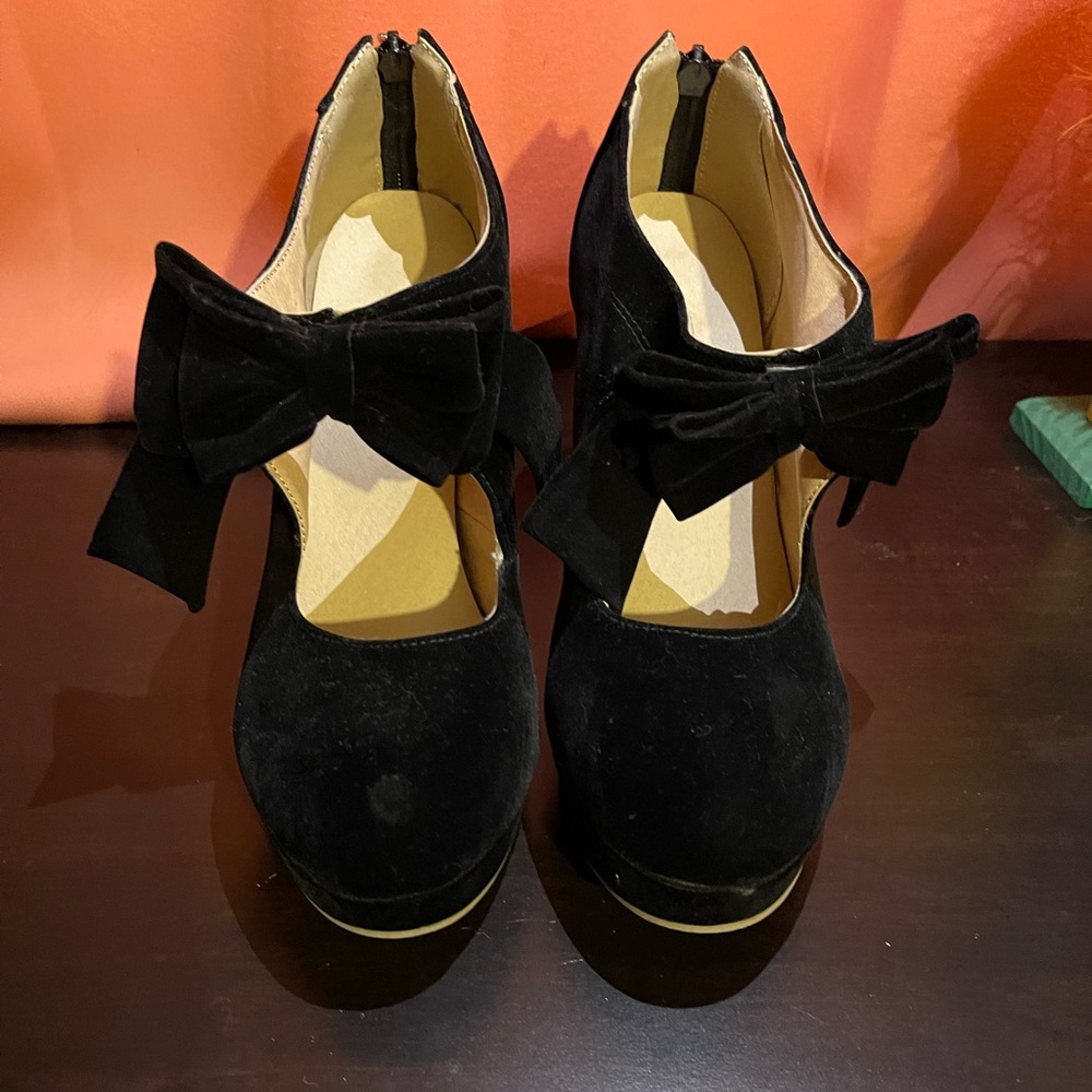 Black Suede Vintage platform pumps 8